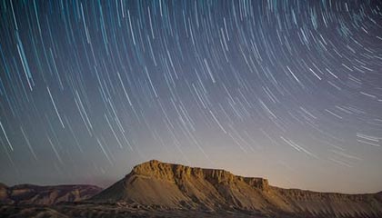 九州体育网站_ 大型夜空皮划艇表演，灯火点缀中感受水上魅力，皮划艇最新动态