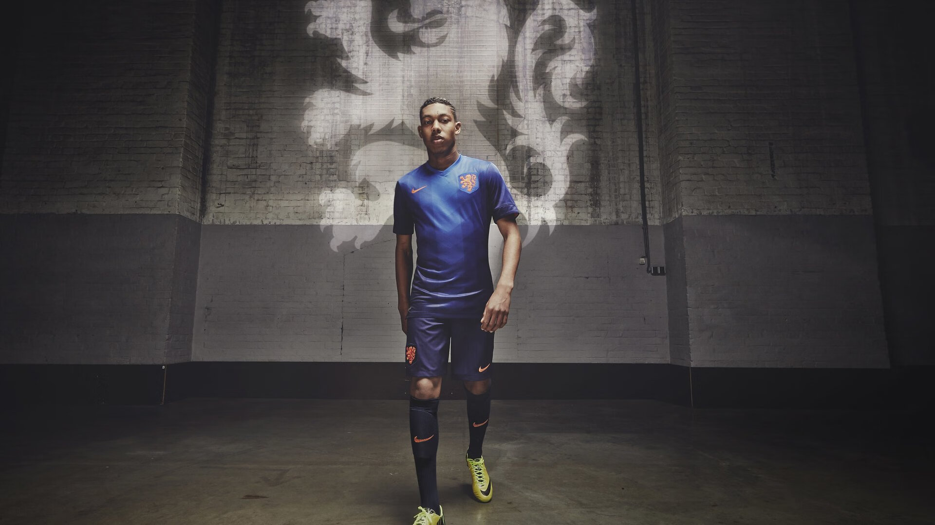 现场气氛:场馆座无虚席,球迷热情高涨!,球场观众席图片